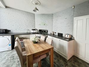 Kitchen Diner- click for photo gallery